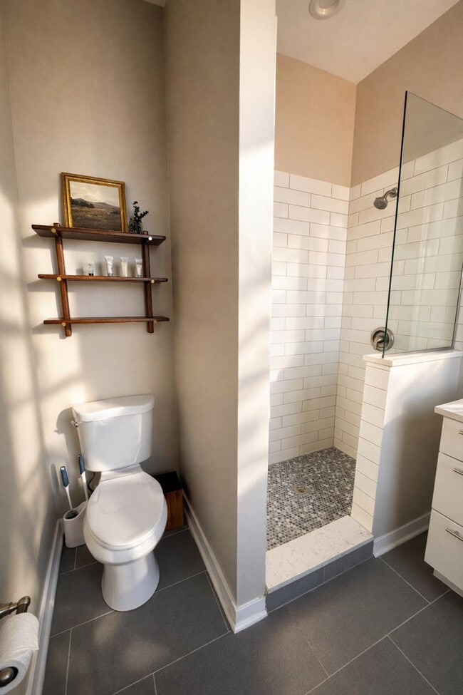 Building Photo - 736 N Throop St