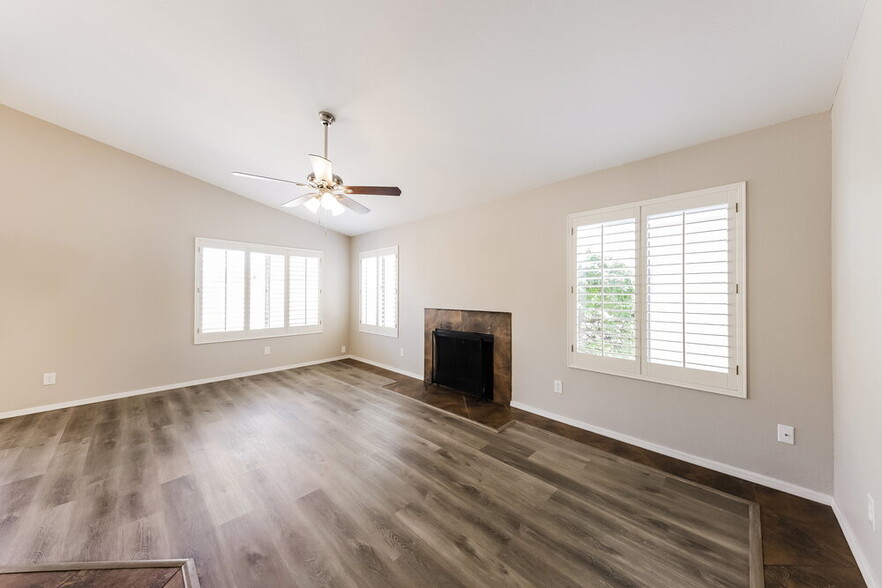Building Photo - 8842 W Grovers Ave