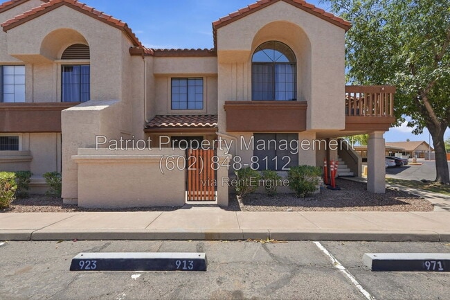 Building Photo - 839 S Westwood