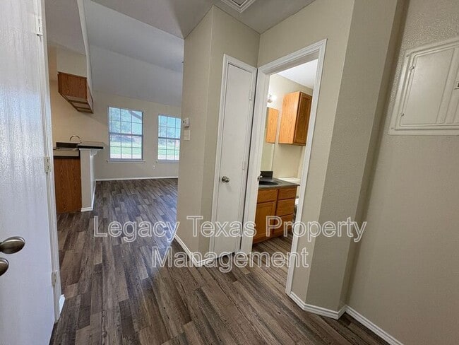 Building Photo - 641 Woodard Ave