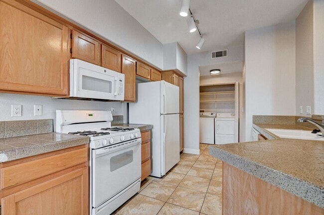 Building Photo - Spacious 2 Bedroom Condo in Gated Community!