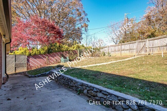 Building Photo - 8 Enka Oak St