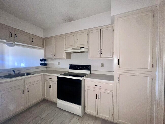 Building Photo - 216 E Cherry Ln