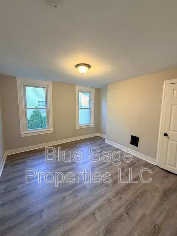 Building Photo - 913 8th Ave