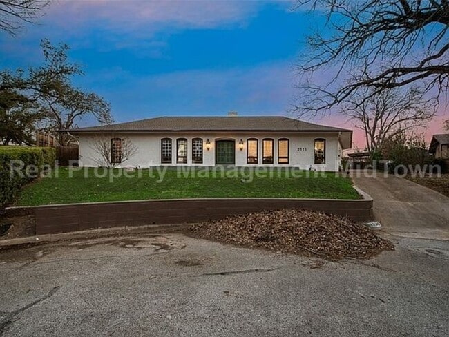 Building Photo - Stunning 4-Bedroom Retreat with Designer T...
