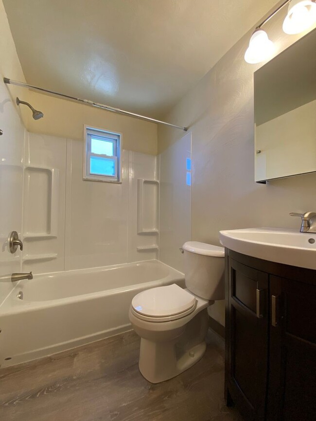 Building Photo - Outstanding Two Bedroom in Cheswick! Centr...