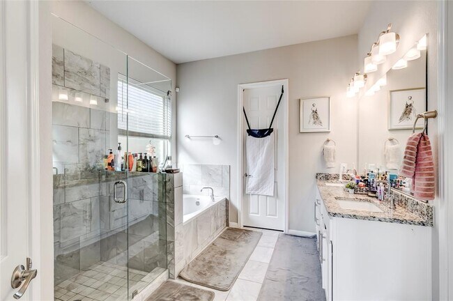 Building Photo - 722 Kingston Pl