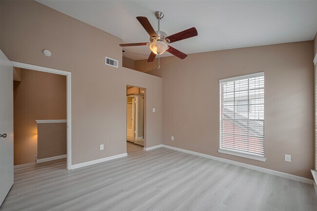 Building Photo - 2211 S Kirkwood Rd