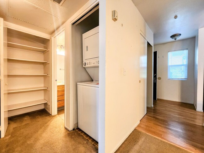 Building Photo - 1 Bedroom Condo For Rent