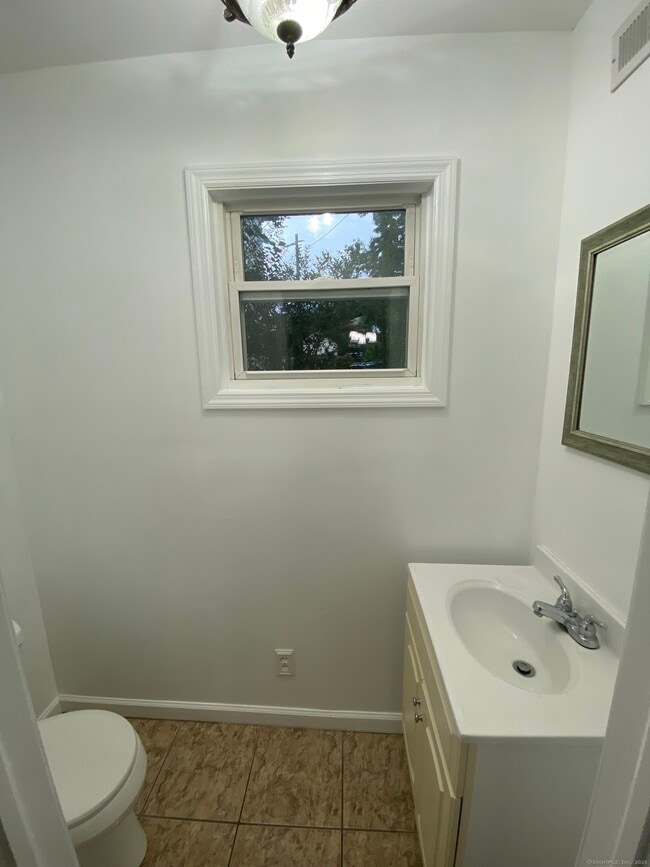 Building Photo - 157 N Oak Ave