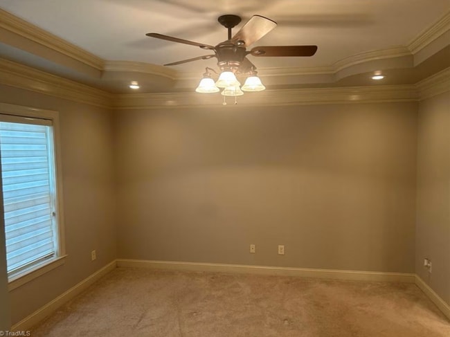 Building Photo - Spacious & Stylish 3 Bedroom, 2 1/2 Bathro...