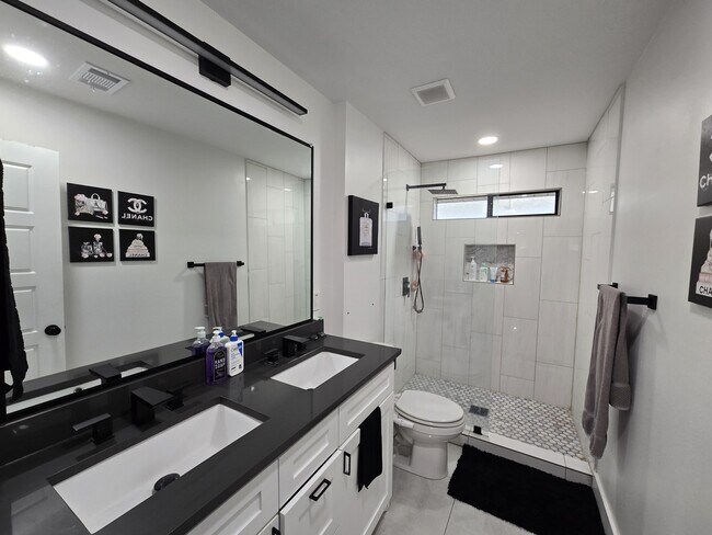 Building Photo - 5509 Edgewater Cir