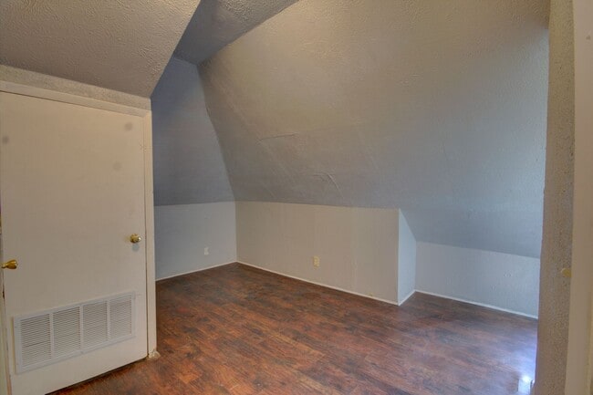 Building Photo - 2 bedroom with bonus space