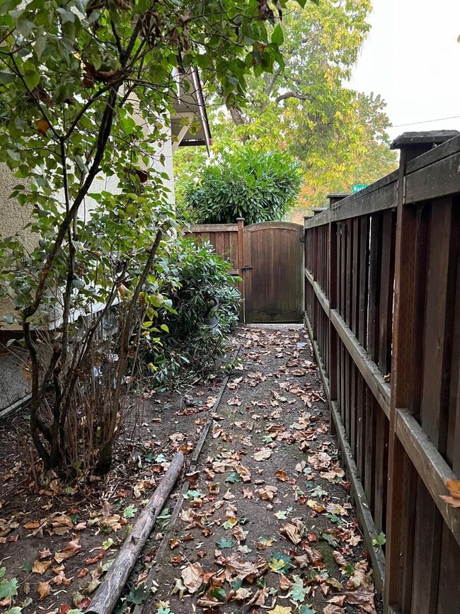 Building Photo - Charming and Spacious 4 Bed, 2.5 Bath Home near Downtown