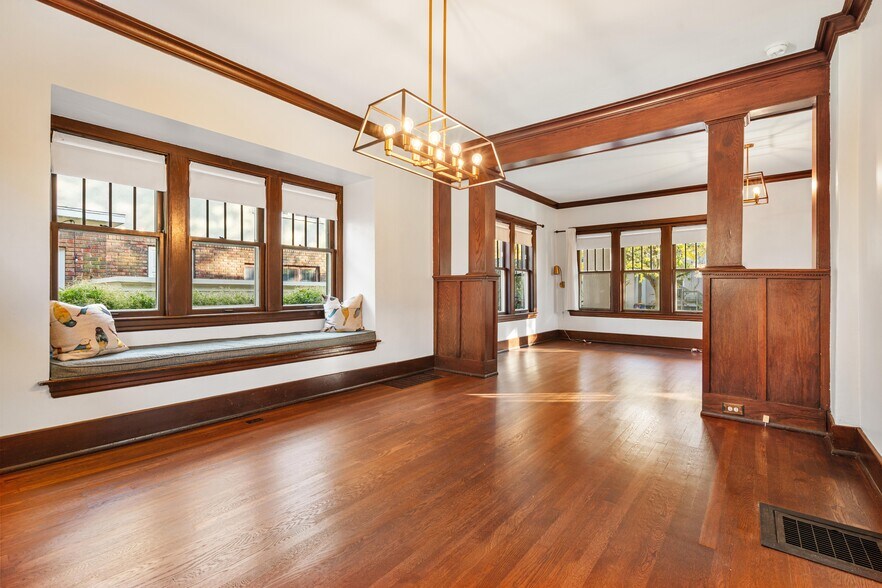 Building Photo - 127 Trowbridge St NE