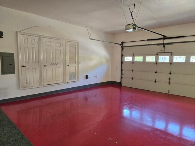 Building Photo - Luxurious home available immediately.