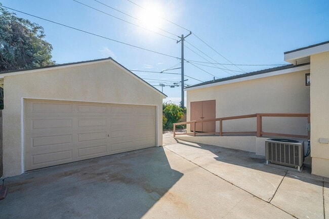 Building Photo - Charming Manhattan Beach Home Rental!