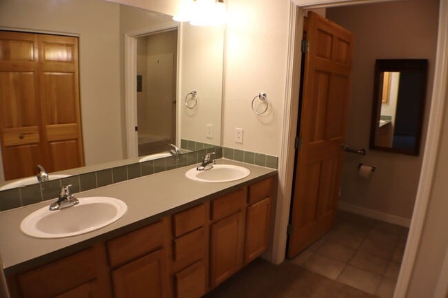 Building Photo - Lovely 2 Bedroom Ground Level Condo