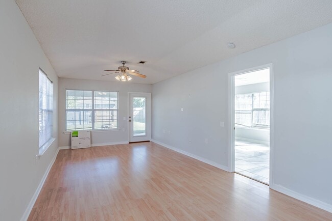 Building Photo - Well-maintained cottage home in Bellview