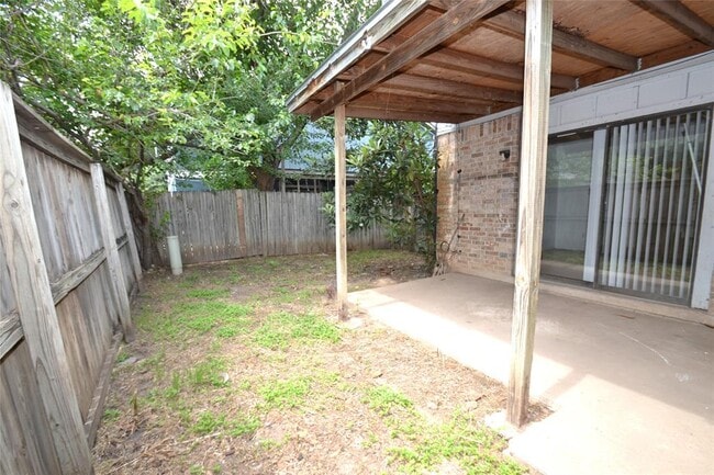 Building Photo - 1202 Southport Dr