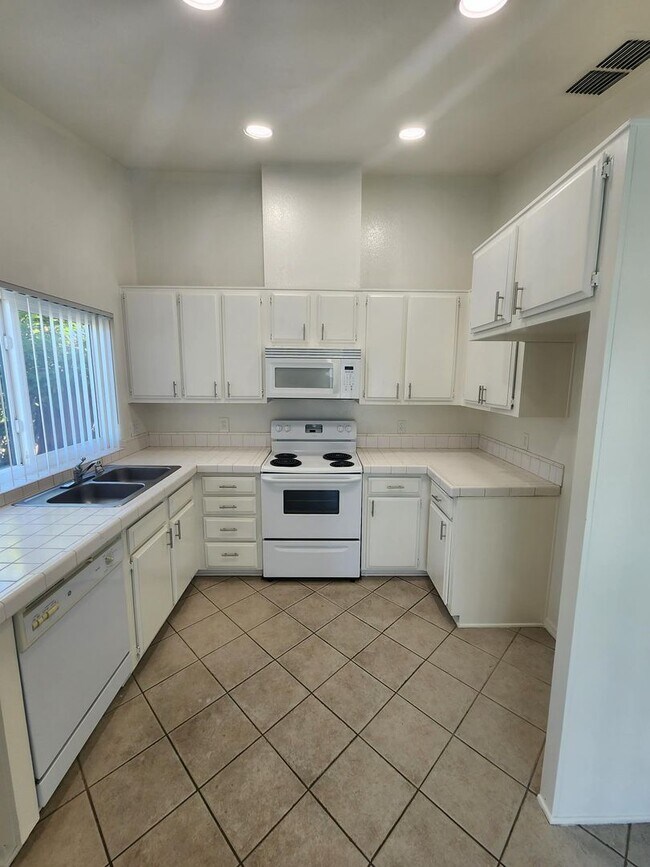 Building Photo - Sunset View! 3 Bedroom 2 Bath Home,