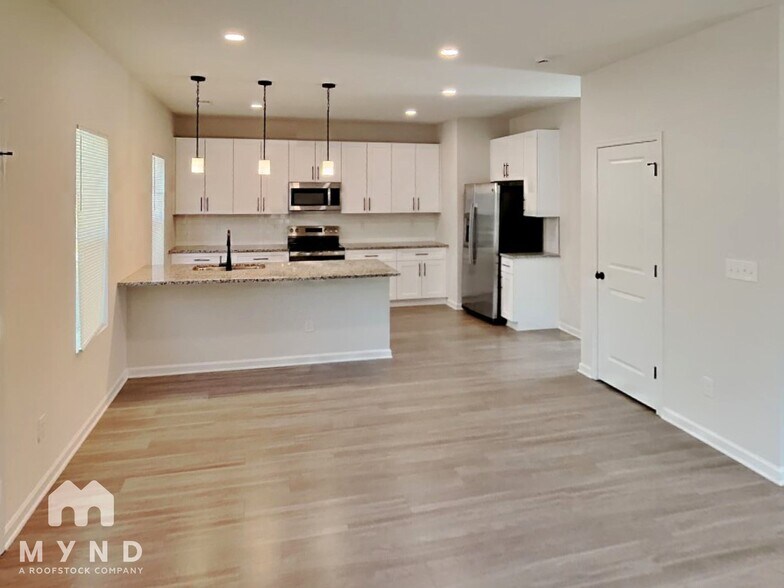 Building Photo - 1411 Lake St