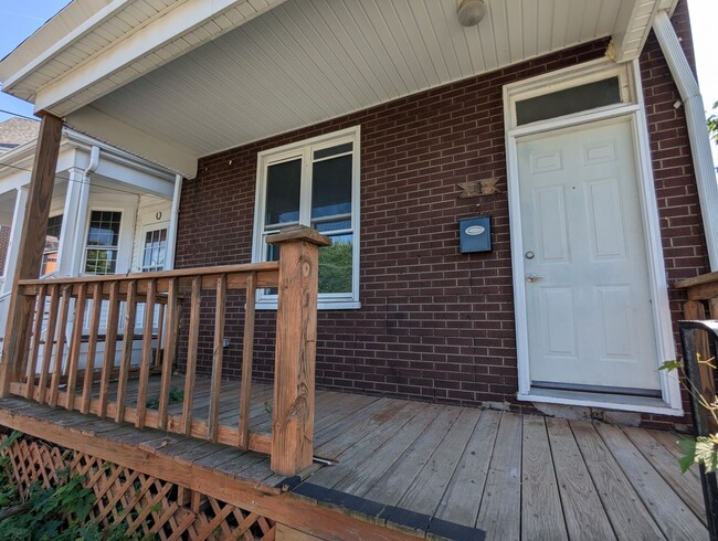 Building Photo - 3 Bedroom 1 Bathroom Single Family Home wi...