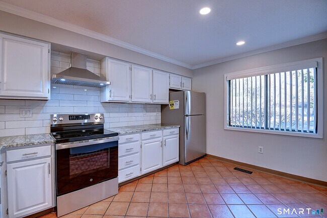 Building Photo - 4 Stonington Ct