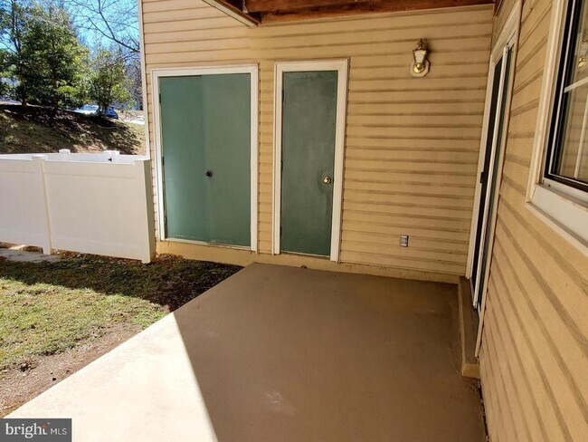 Building Photo - 14225 Jib St