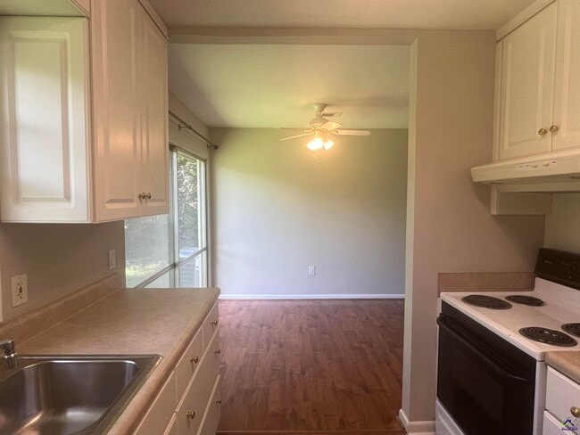 Building Photo - 104 Merlin St