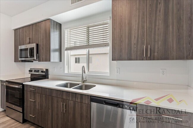 Building Photo - Beautiful 3 Bed 2.5 Bath Townhome in West ...