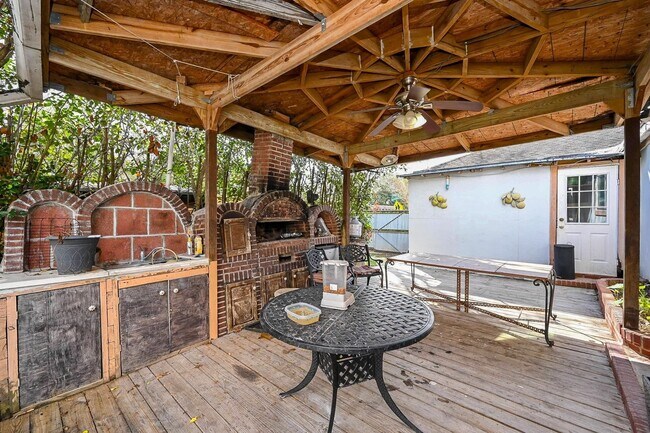 Building Photo - 13102 Richmond Ave