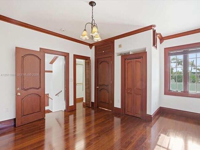 Building Photo - 1137 Asturia Ave