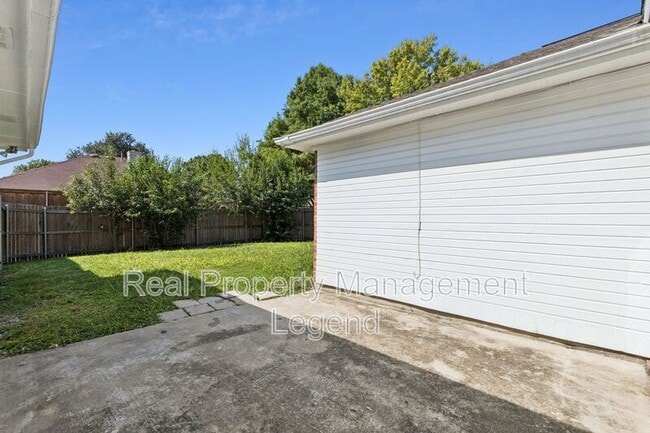 Building Photo - 10971 Castle Dr