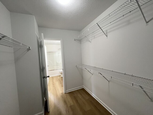 Building Photo - FRESHLY UPDATED RENTAL W/ FIREPLACE & FENC...
