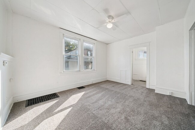 Building Photo - Fresh 3 bedroom home in Jeannette availabl...