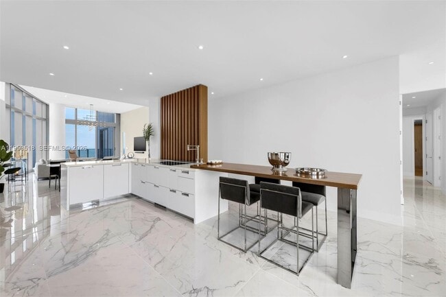 Building Photo - 15701 Collins Ave