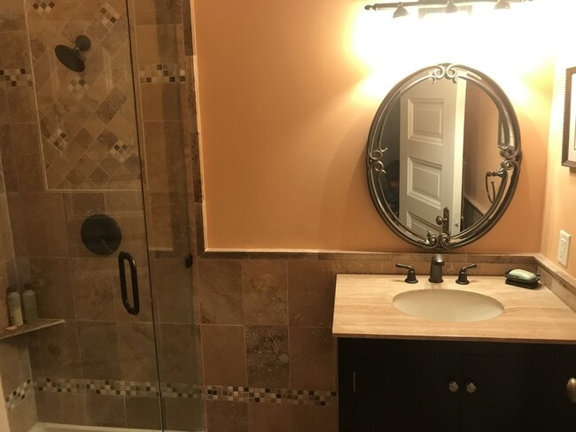 Building Photo - Beautiful 3 Bed / 2.5 Bath Summit Ave Cond...
