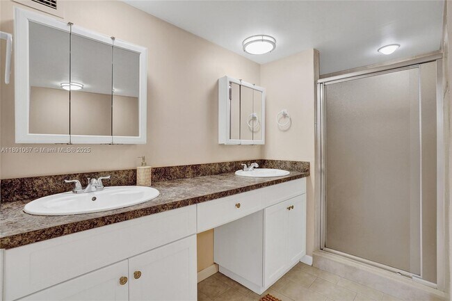 Building Photo - 1833 S Ocean Dr