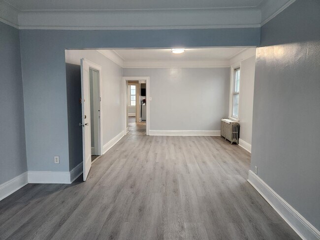 Building Photo - 143 W 33rd St