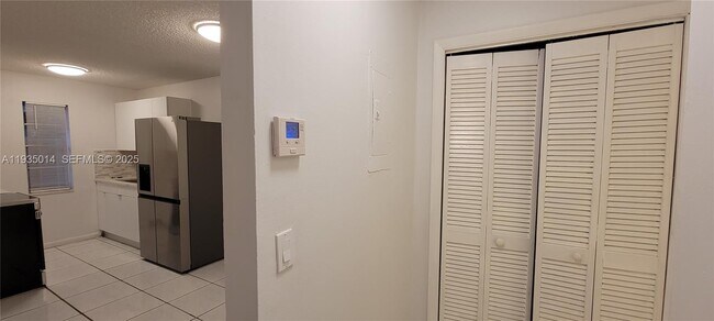 Building Photo - 4621 SW 33rd Ave