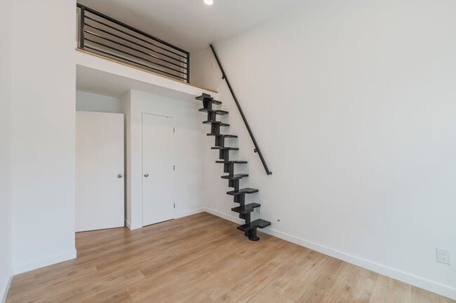 Building Photo - Warm & Inviting Hawthorne Home!