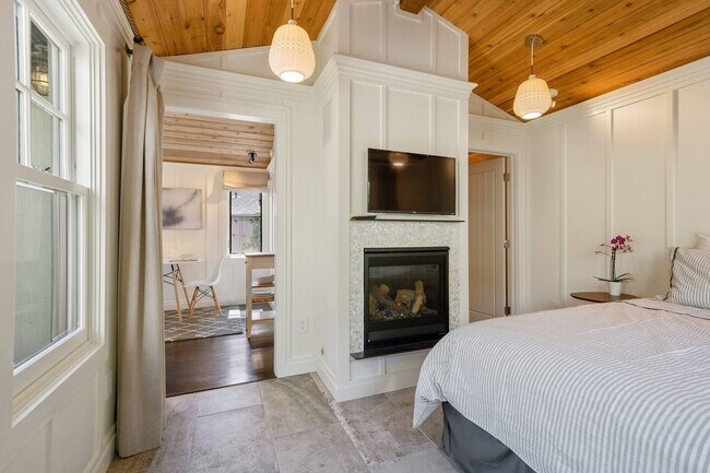 Building Photo - High end, fully furnished (or unfurnished) pair of cottages in Downtown Mill Valley! PROGRESSIVE