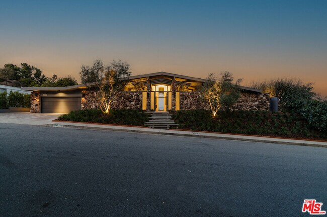 Building Photo - 8559 Edwin Dr