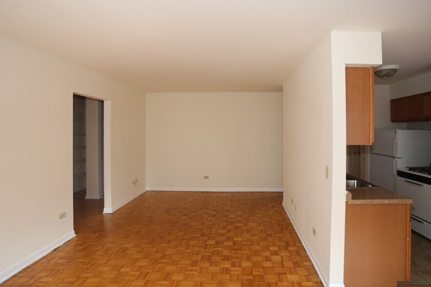 Building Photo - 503 W Briar Pl