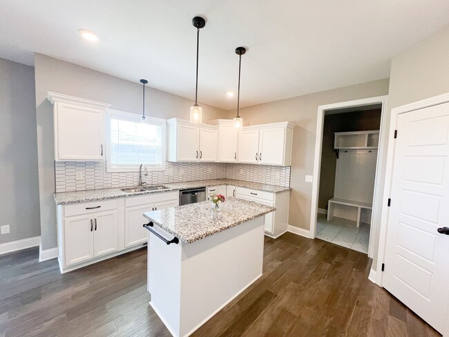 Building Photo - 5 Bedroom 2 1/2 Bathroom Home