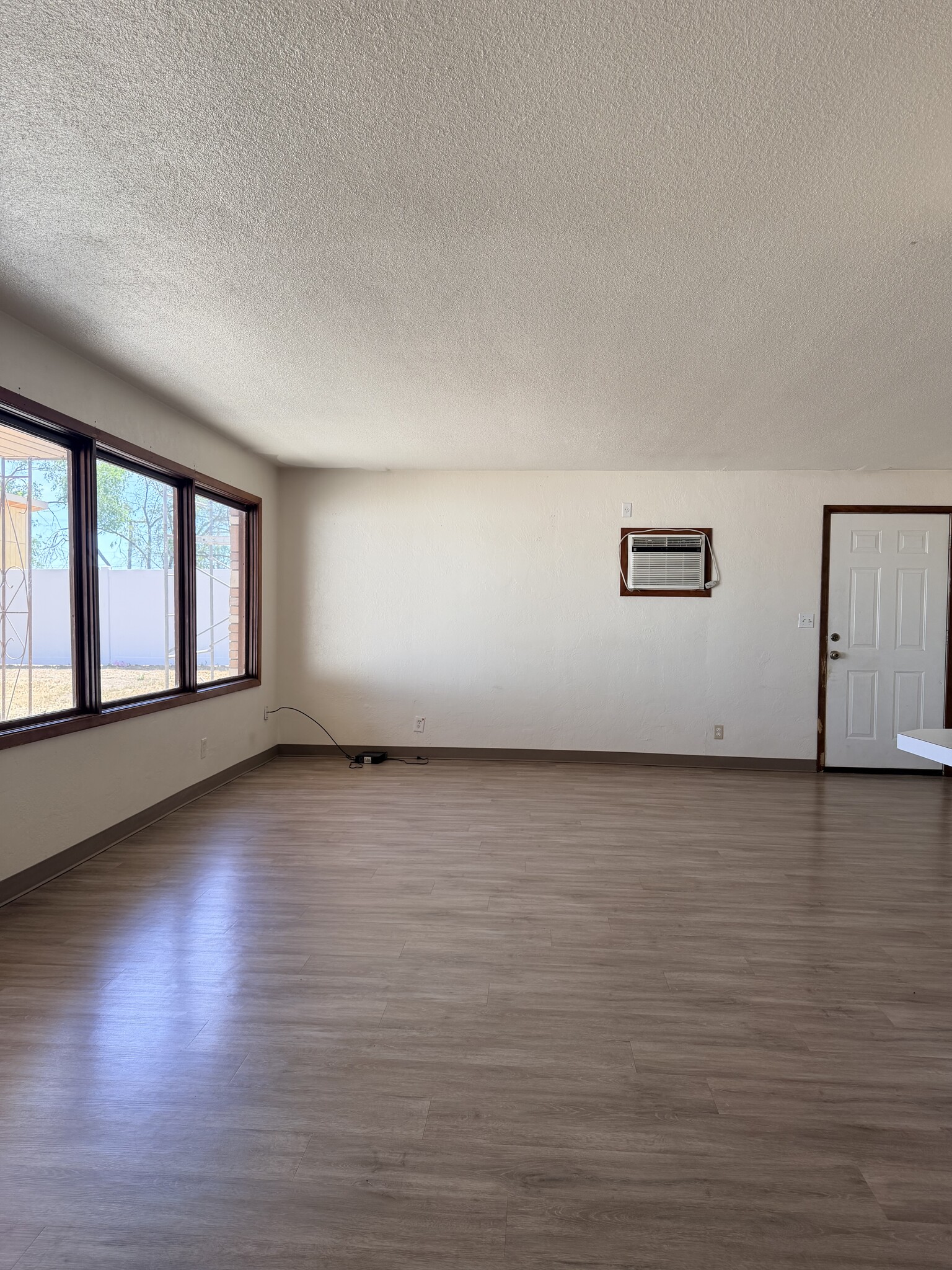 Building Photo - 539 W Crest Dr