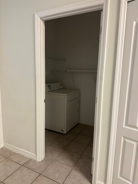 Building Photo - 4940 Bellthorn Dr