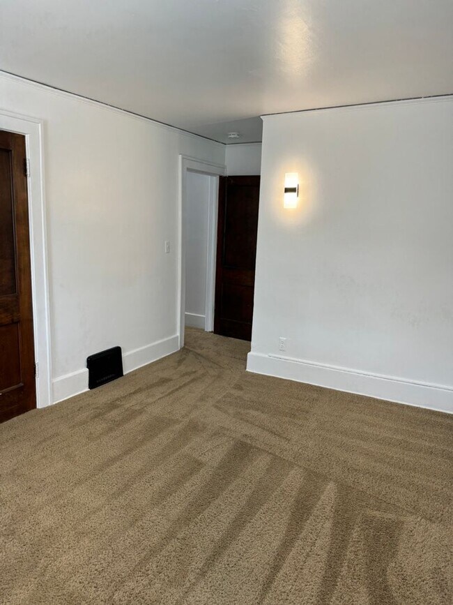 Building Photo - 845 E University Ave