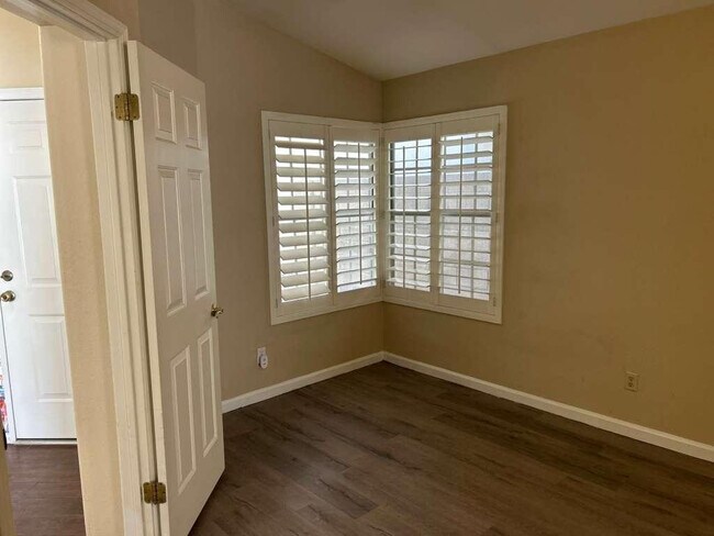 Building Photo - 15822 N 5th Ave